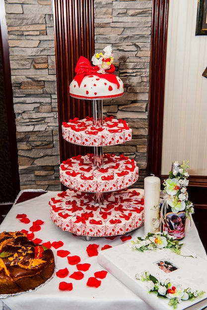 Bolo de casamento com rosas vermelhas