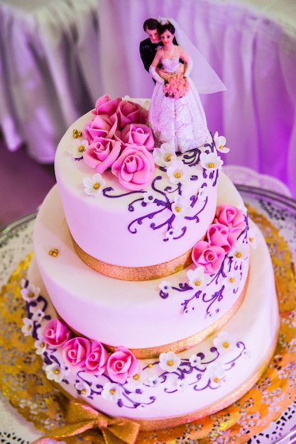 Bolo de casamento com rosas vermelhas