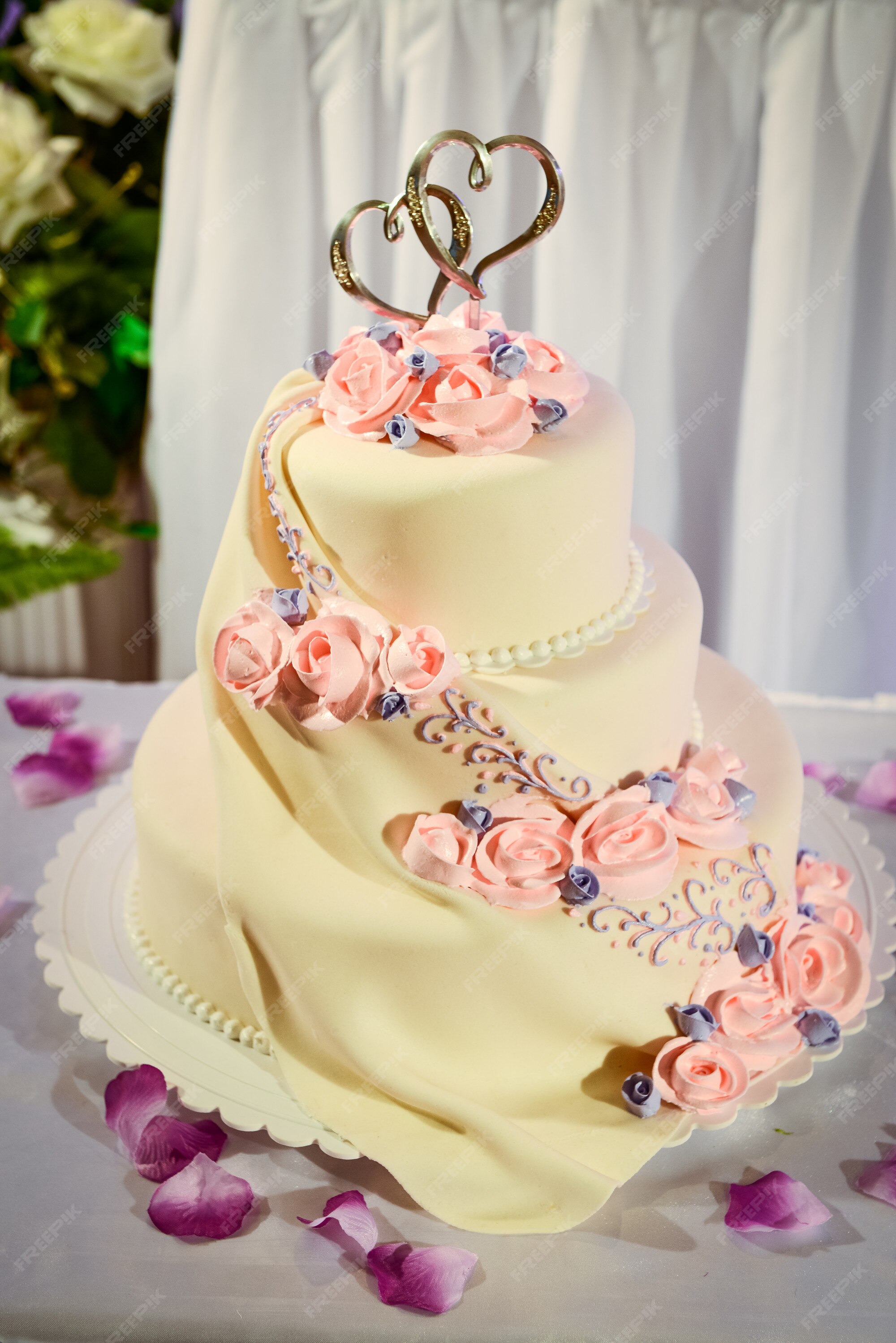 Bolo De Casamento Do Marfim Do Vintage Com Rosas Imagem de Stock - Imagem  de jogo, flor: 98852881