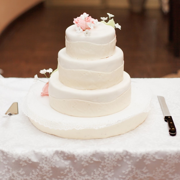 Bolo de casamento de três camadas com cobertura branca