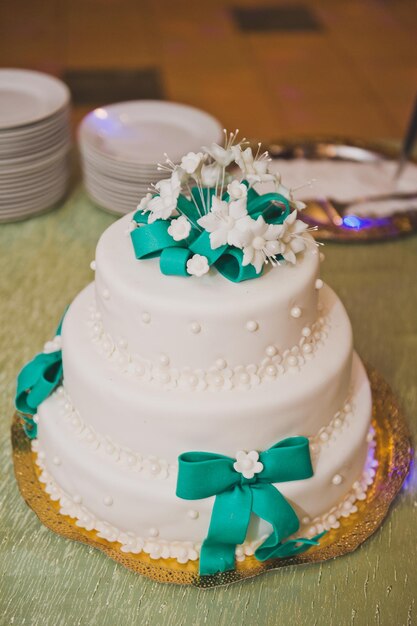 Foto bolo de casamento decorado com fitas e flores 8849