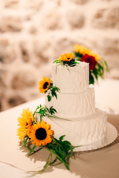 Bolo de casamento decorado com flores de girassol