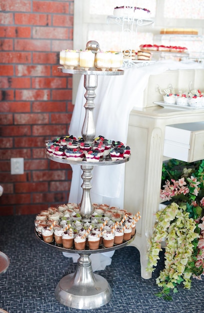 bolo de casamento decorado com flores