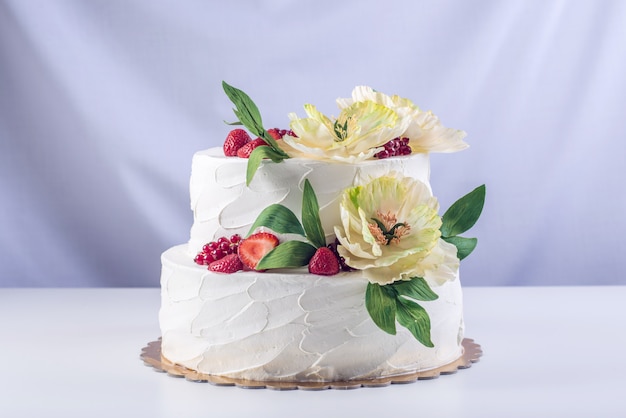 Bolo de casamento decorado com frutas e flores