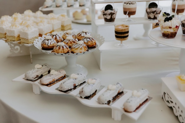 Bolo de casamento delicioso e barra de chocolate