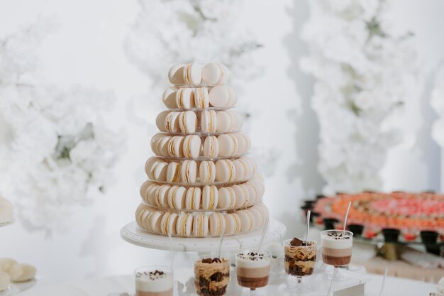 Bolo de casamento delicioso e barra de chocolate