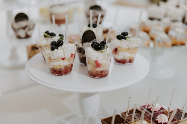 Bolo de casamento delicioso e barra de chocolate