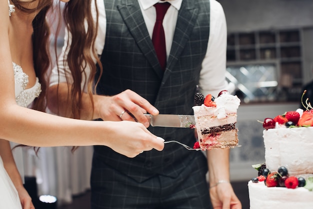 Bolo de casamento do corte dos noivos