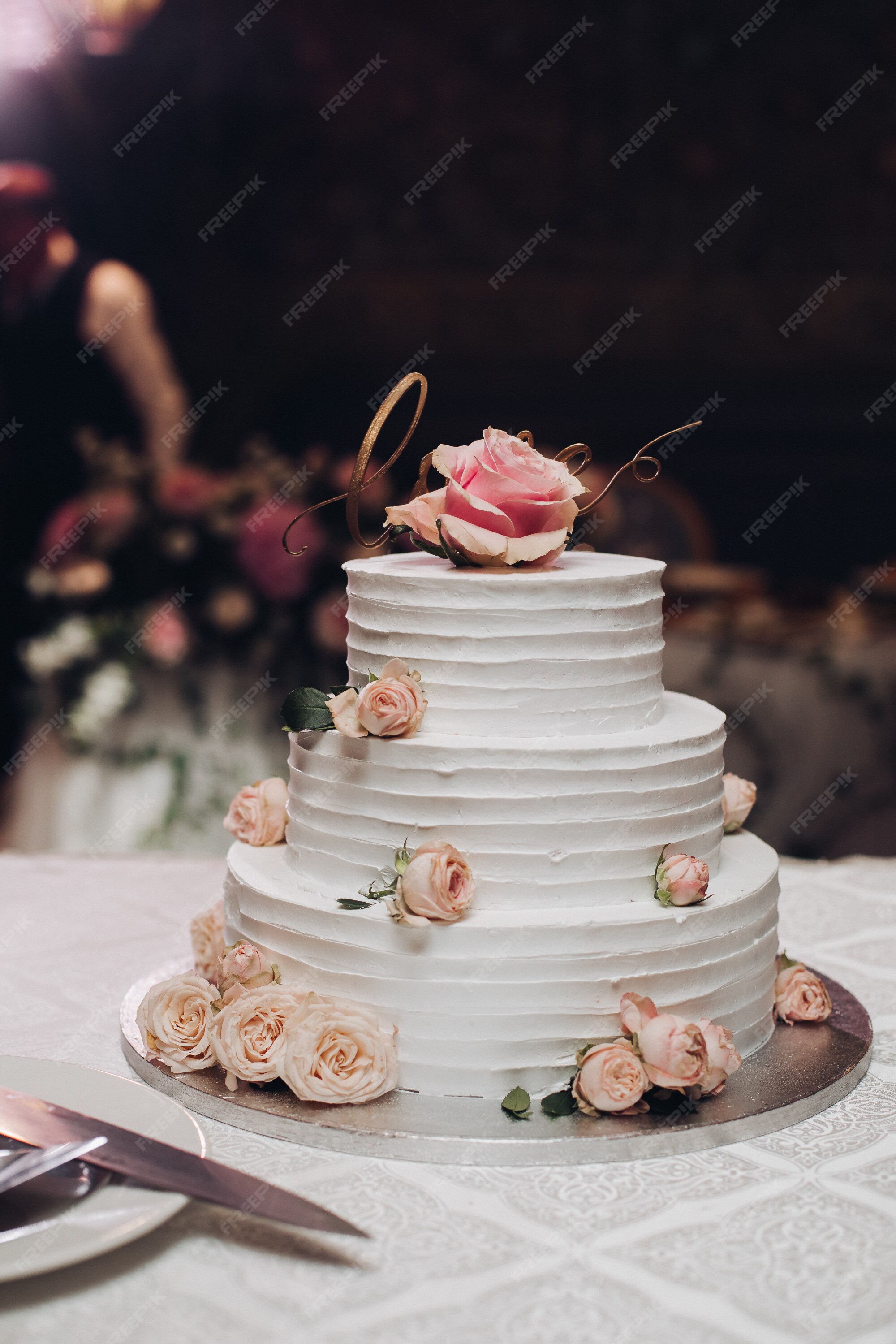 Bolo Festivo Com Flores Creme E Rosto Feminino Sobre Fundo Leve