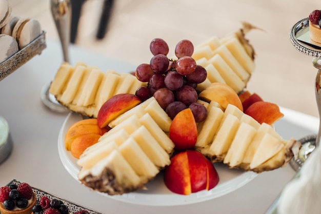 Bolo de casamento e mesa de buffet