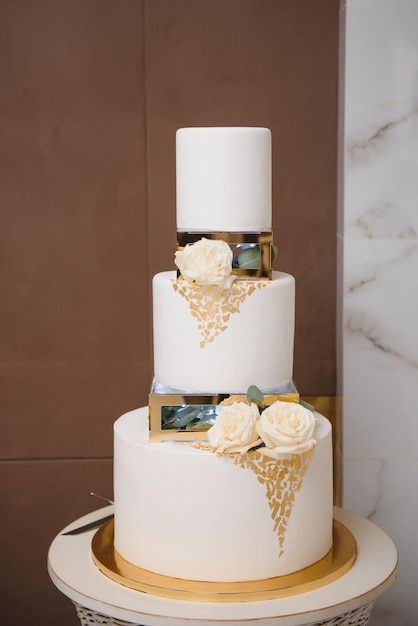 Bolo de casamento elegante com flores e suculentas