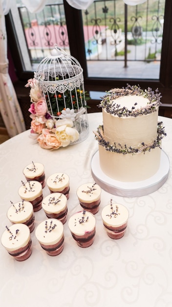 Bolo de casamento elegante decorado com flores e suculentas.