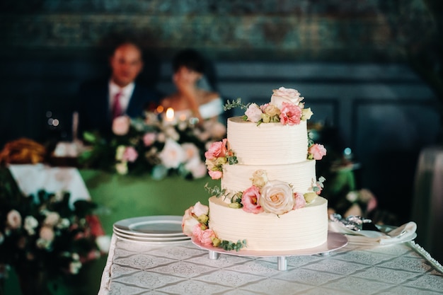 Bolo de casamento elegante no casamento em três camadas.