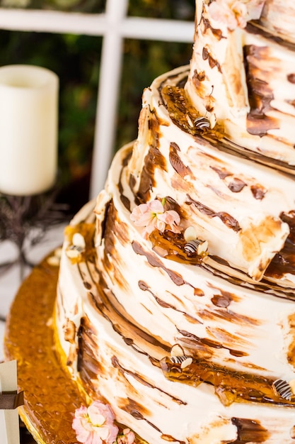 Bolo de casamento em camadas gourmet na recepção de casamento.