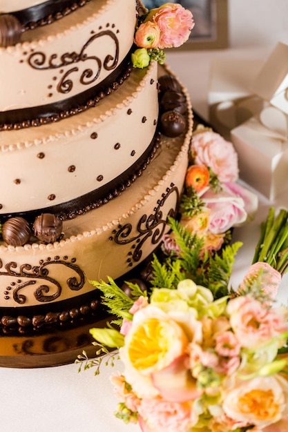 Foto bolo de casamento em camadas gourmet na recepção de casamento.
