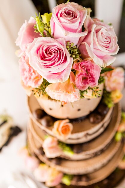 Bolo de casamento em camadas gourmet na recepção de casamento.