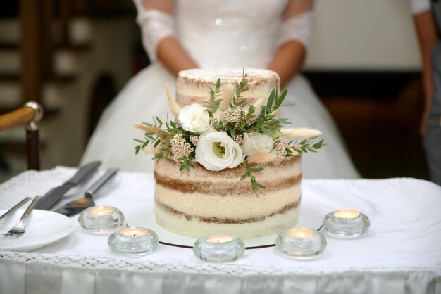 Bolo de casamento em cima da mesa