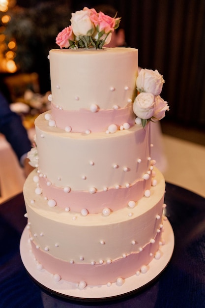 Bolo de casamento em um restaurante em um feriado