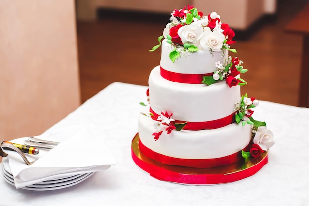 Bolo de casamento em um restaurante na mesa