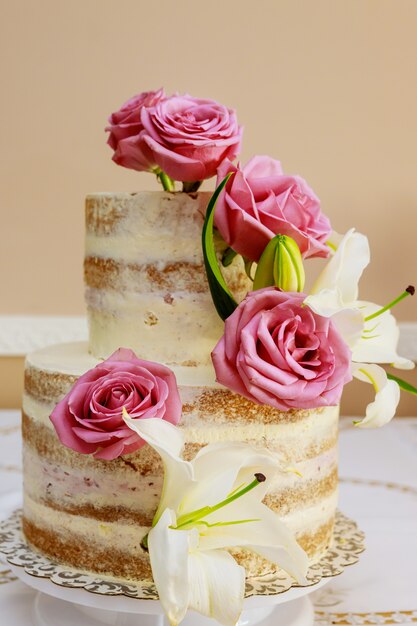 Bolo de casamento fastive com flores, rosa e lírio