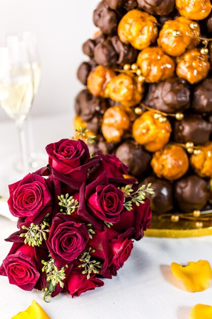 Bolo de casamento gourmet de cone como peça central na recepção de casamento.