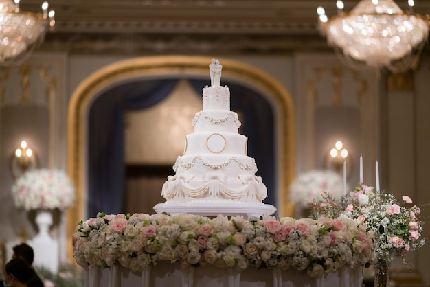 Bolo de casamento lindo com desfoque de fundo