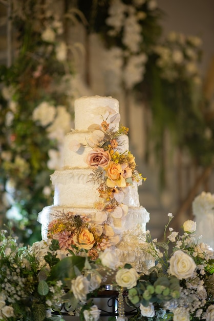 Bolo de casamento lindo com desfoque de fundo