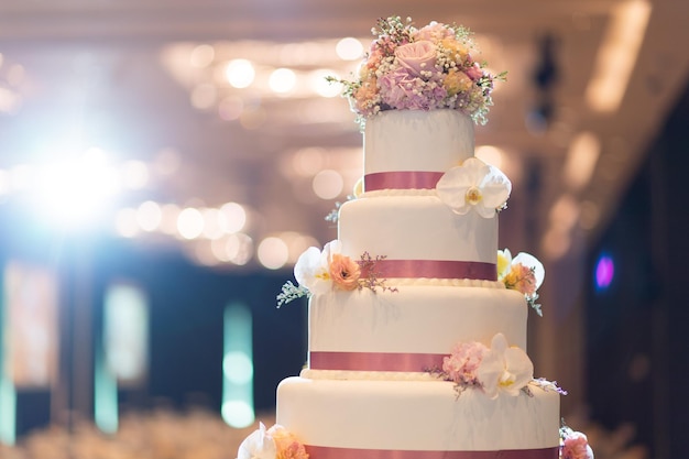 Bolo de casamento lindo com desfoque de fundo