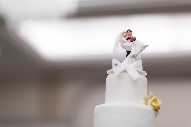 Bolo de casamento lindo com desfoque de fundo