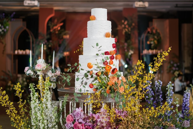 Bolo de casamento lindo com desfoque de fundo