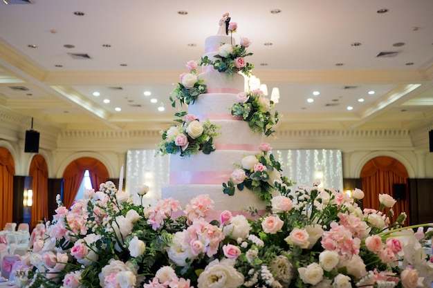 Bolo de casamento lindo com desfoque de fundo