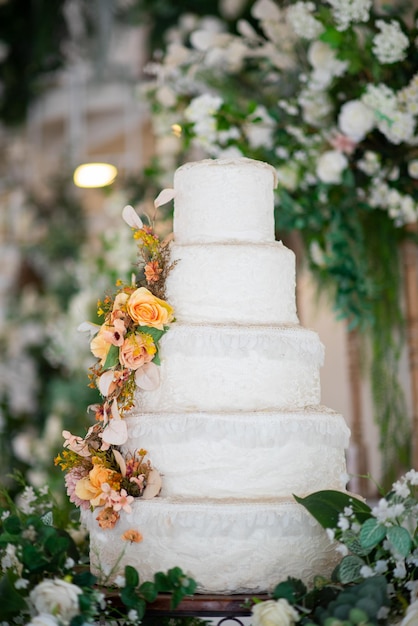 Bolo de casamento lindo com desfoque de fundo