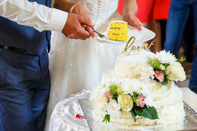 Bolo de casamento lindo e doce para noivos