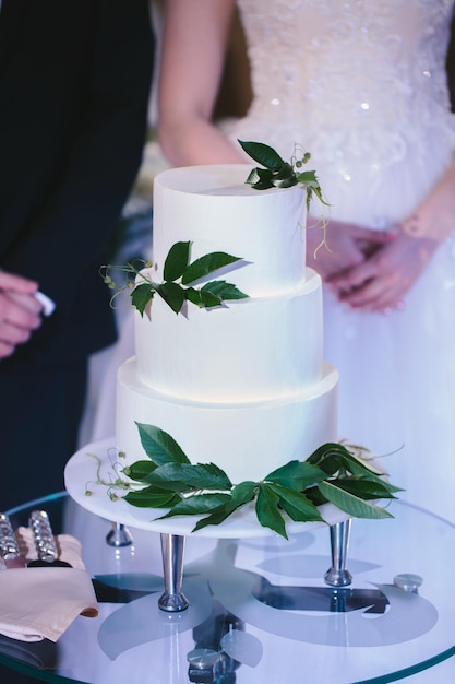 Bolo de casamento lindo para os noivos no casamento. Um bolo de aniversário em um banquete.