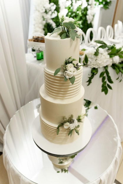 Bolo de casamento moderno decorado com flores. lindo bolo de casamento