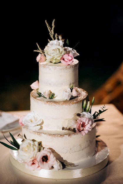 Bolo de casamento no casamento dos noivos