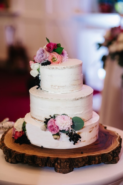 Foto bolo de casamento no casamento dos noivos