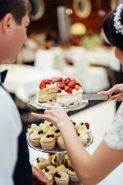 Bolo de casamento no casamento dos noivos