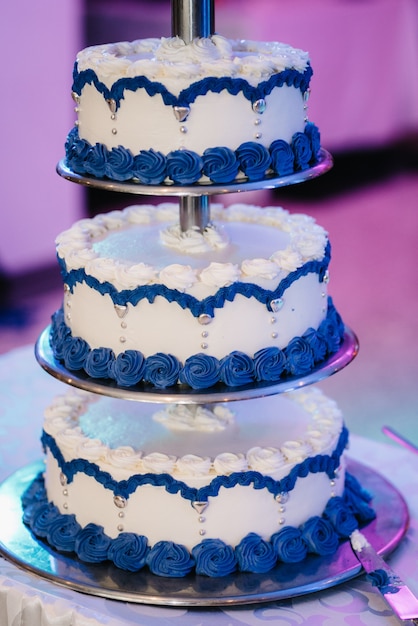 Foto bolo de casamento no casamento dos noivos