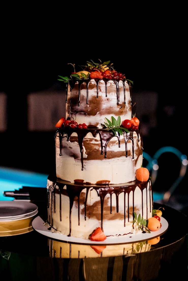 Foto bolo de casamento no casamento dos recém-casados