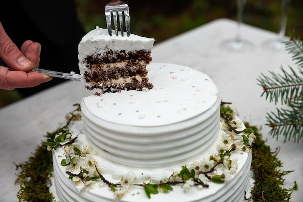 Bolo de casamento para noivos em um suporte de madeira