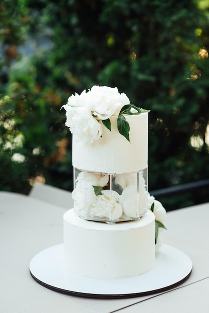 Bolo de casamento perto do arco para a cerimônia da noite