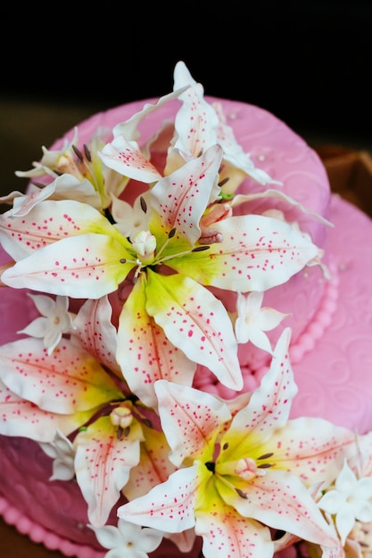 Bolo de casamento rosa com cobertura de flor de lírio