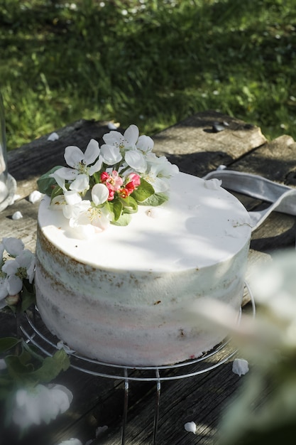 Bolo de casamento rústico com flores lilases brancas