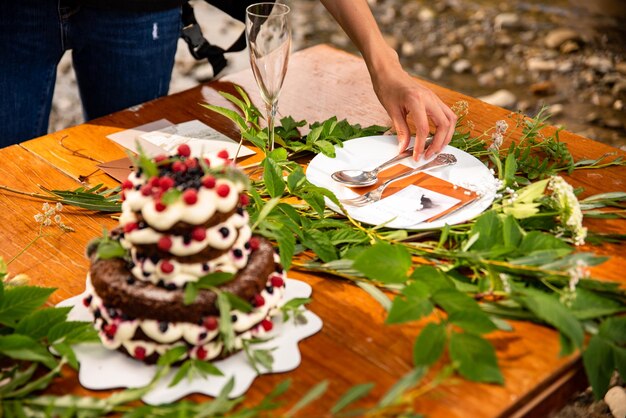 bolo de casamento vermelho e branco com frutas vermelhas