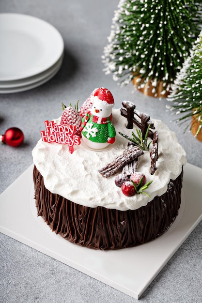 bolo de celebração de Natal de chocolate com decorações de férias