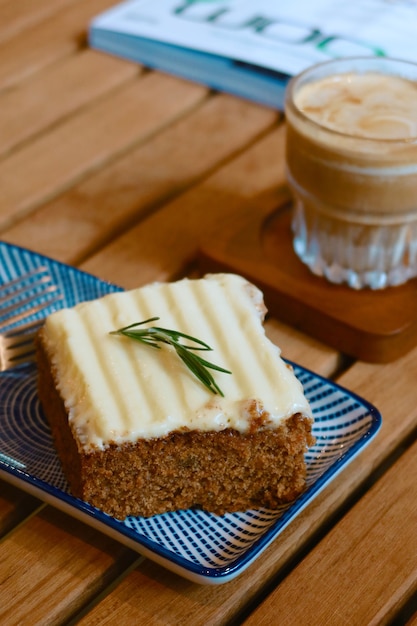 Bolo de cenoura com café gelado