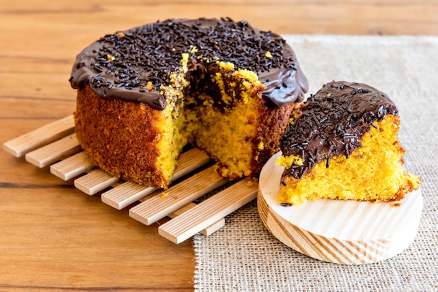 Bolo de cenoura com cobertura de chocolate. Bolo de cenoura brasileira.