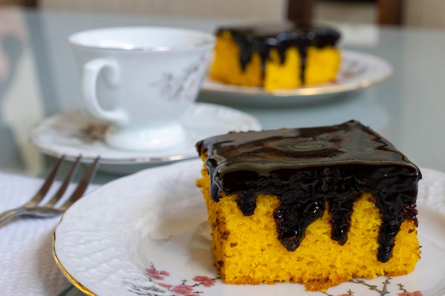 Bolo de cenoura com cobertura de chocolate para o lanche da tarde. foco seletivo