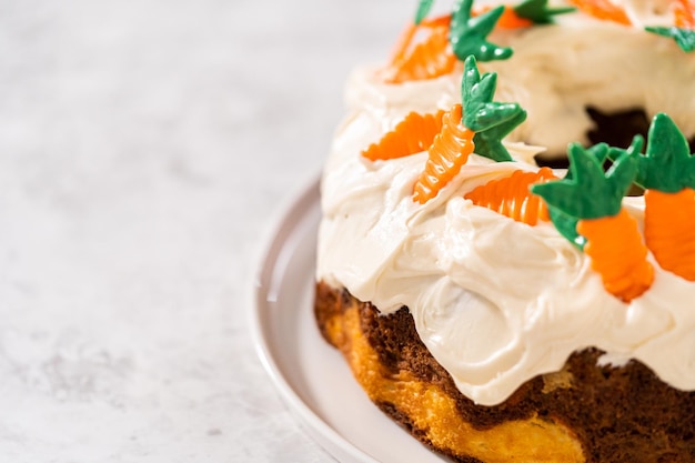 Bolo de cenoura com cobertura de queijo creme